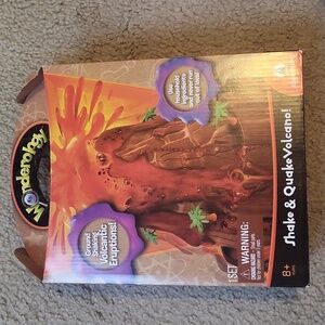 LAST CHANCE! WONDEROLOGY Shake & Quake VOLCANO! Age 8+. New in Box!